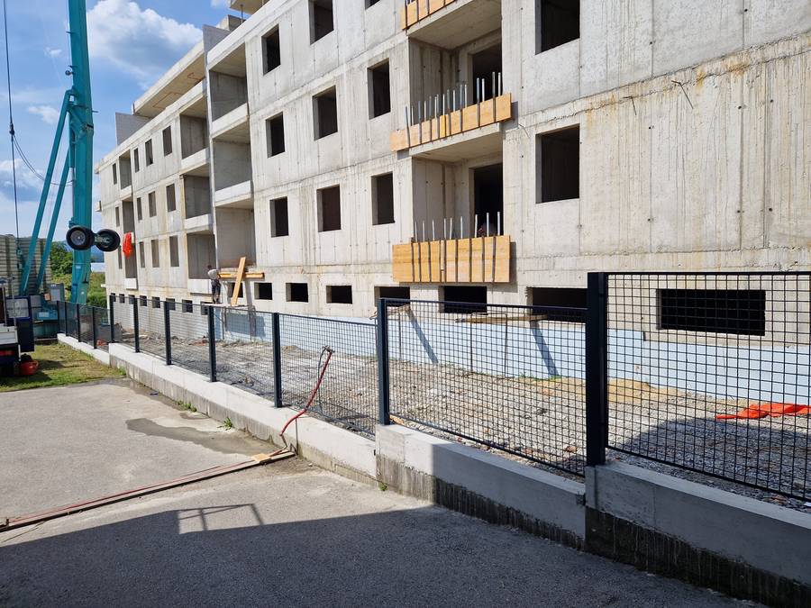 Vanjske čelične ljestve s zaštitnom košarom
